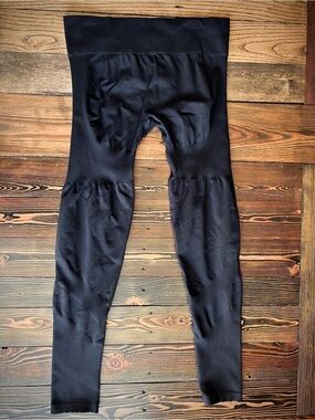 THRIVIN • Elevate Sculpting black leggings scrunch bum no front seam compression